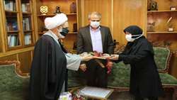 تجلیل از کادر بهداشت و درمان توسط جمعیت خیرین حوزه علمیه و موسسه آموزش عالی حوزوی حضرت زینب کبری (س) 