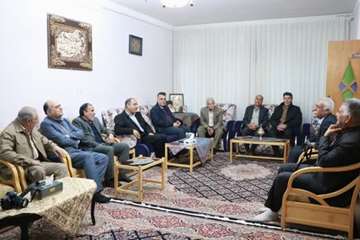دیدار رئیس دانشگاه علوم پزشکی و مسئولین شهرستان با بازنشستگان حوزه سلامت